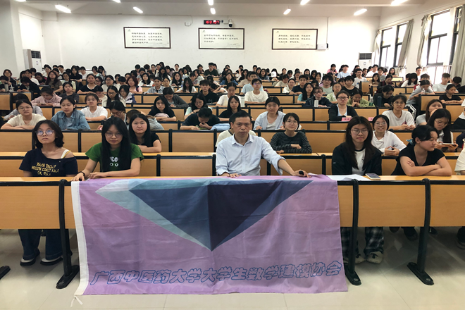 讲座结束老师与同学们合影