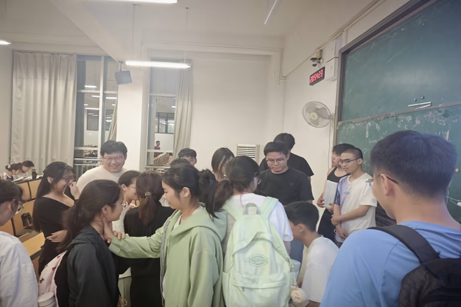 老师和同学们其乐融融