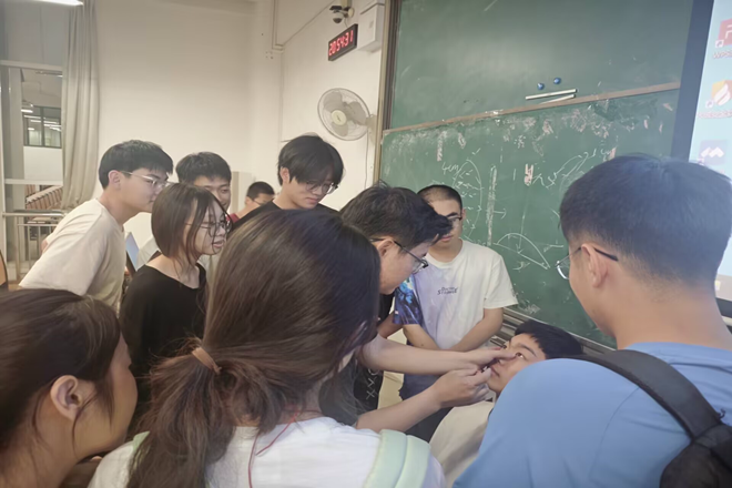 老师认真的展示手法