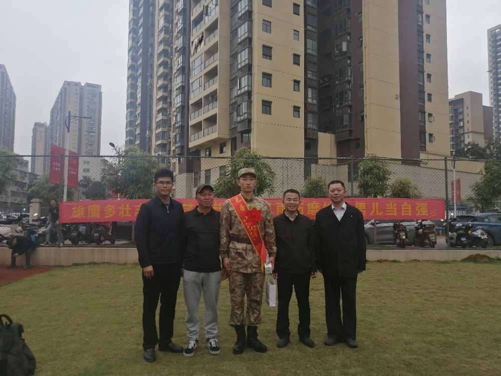一群人站在建筑前
描述已自动生成