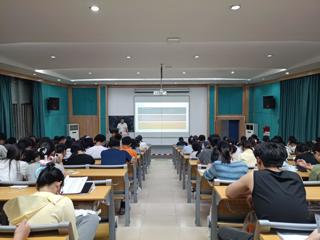 研究生院举办优秀校友基层就业经验分享会