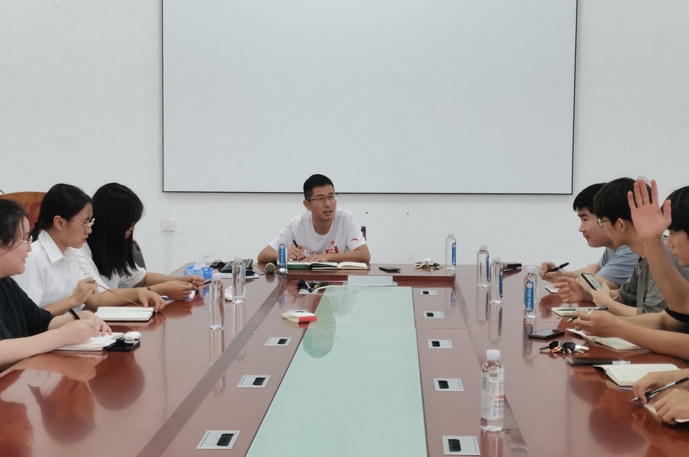 吴玉峰老师主持会议并讲话 吴玉峰老师主持会议并讲话